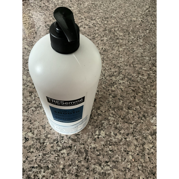 TRESemme Smooth & Silky 48hours Conditioner, 39 Fl oz - Picture 6 of 9